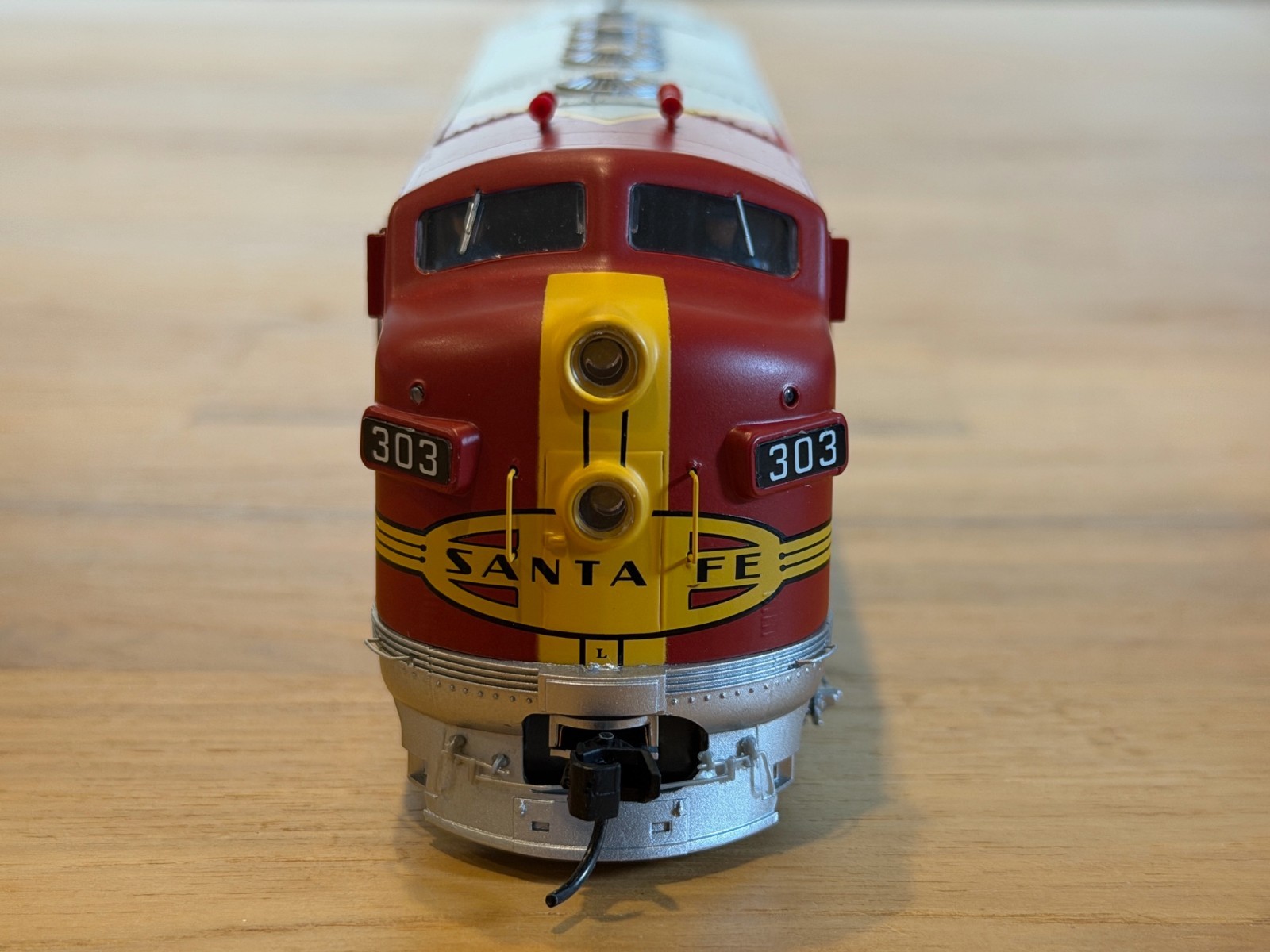 Walthers 920-40903 HO SF EMD F7A with Tsunami Sound & DCC #303L