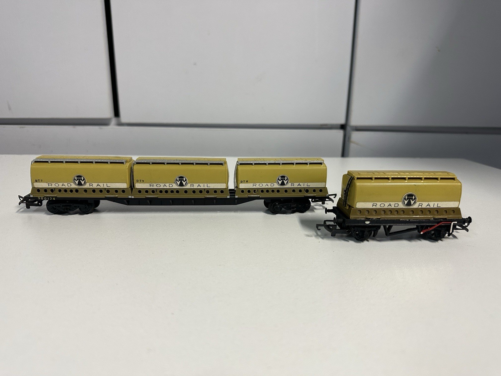 TRIANG ROAD RAIL 3 CONTAINER WAGON PLUS ONE CONTAINER WAGON