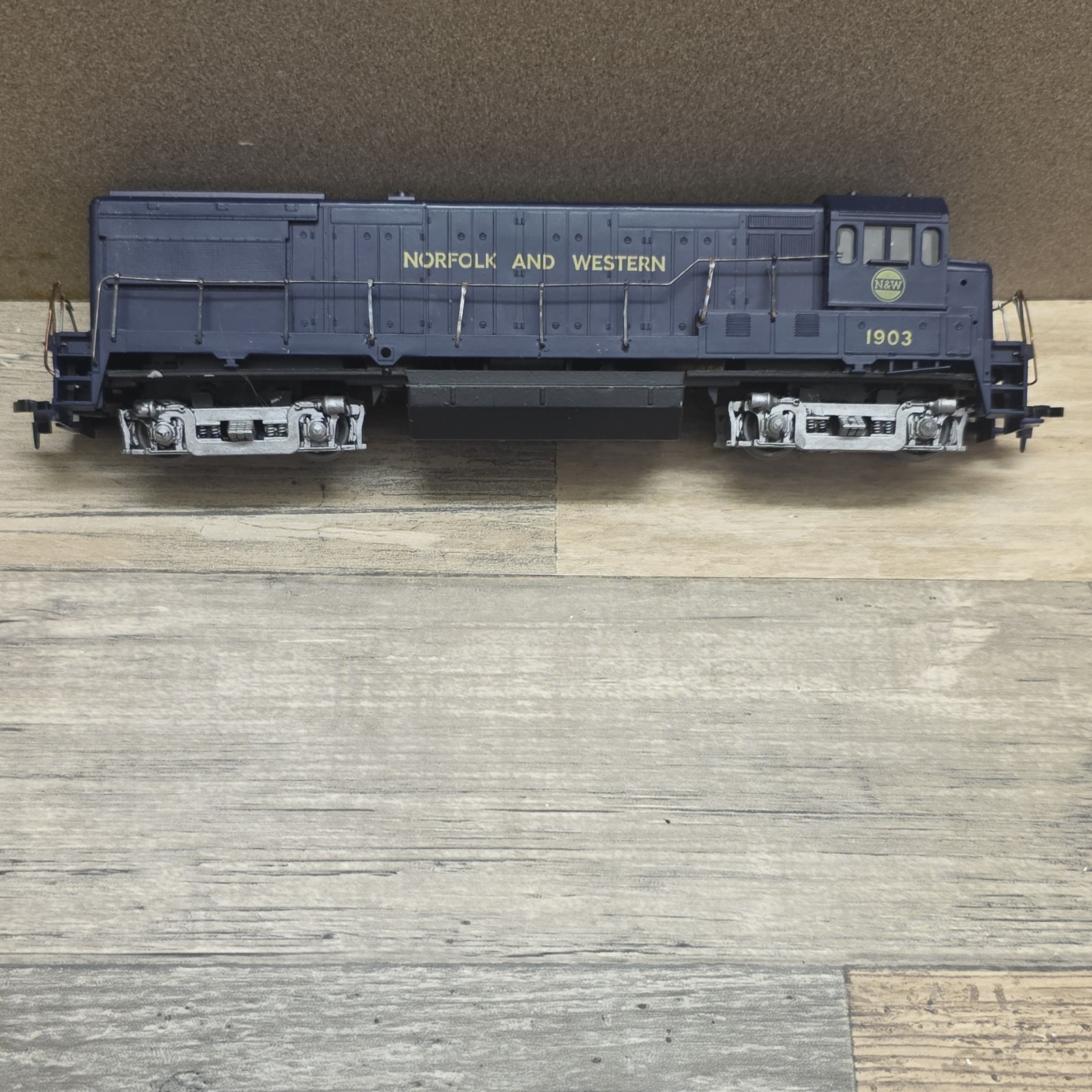 Athearn Norfolk and Western 34014 HO Diesel Locomotive DC Bo-Bo Blue Yellow
