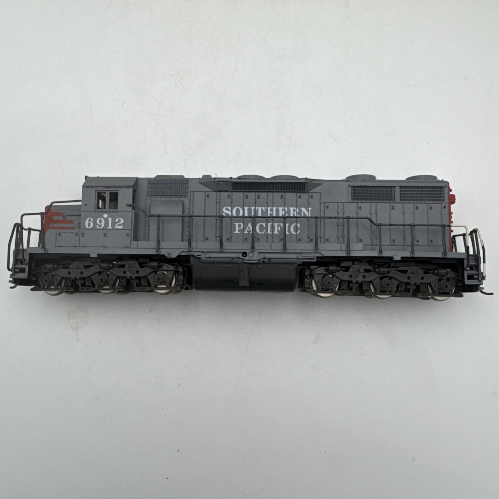 ATLAS # 7014 – SOUTHERN PACIFIC SD35 POWERED LOCOMOTIVE # 6912 -HO SCALE