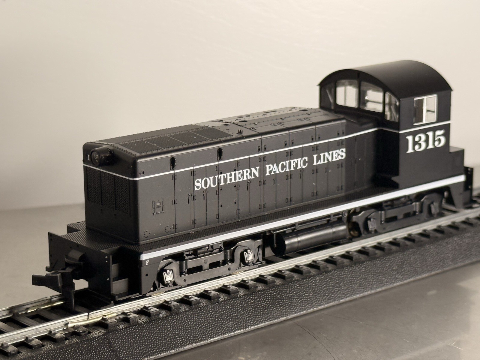 HO scale Kato EMD NW2 Phase I switcher – Southern Pacific