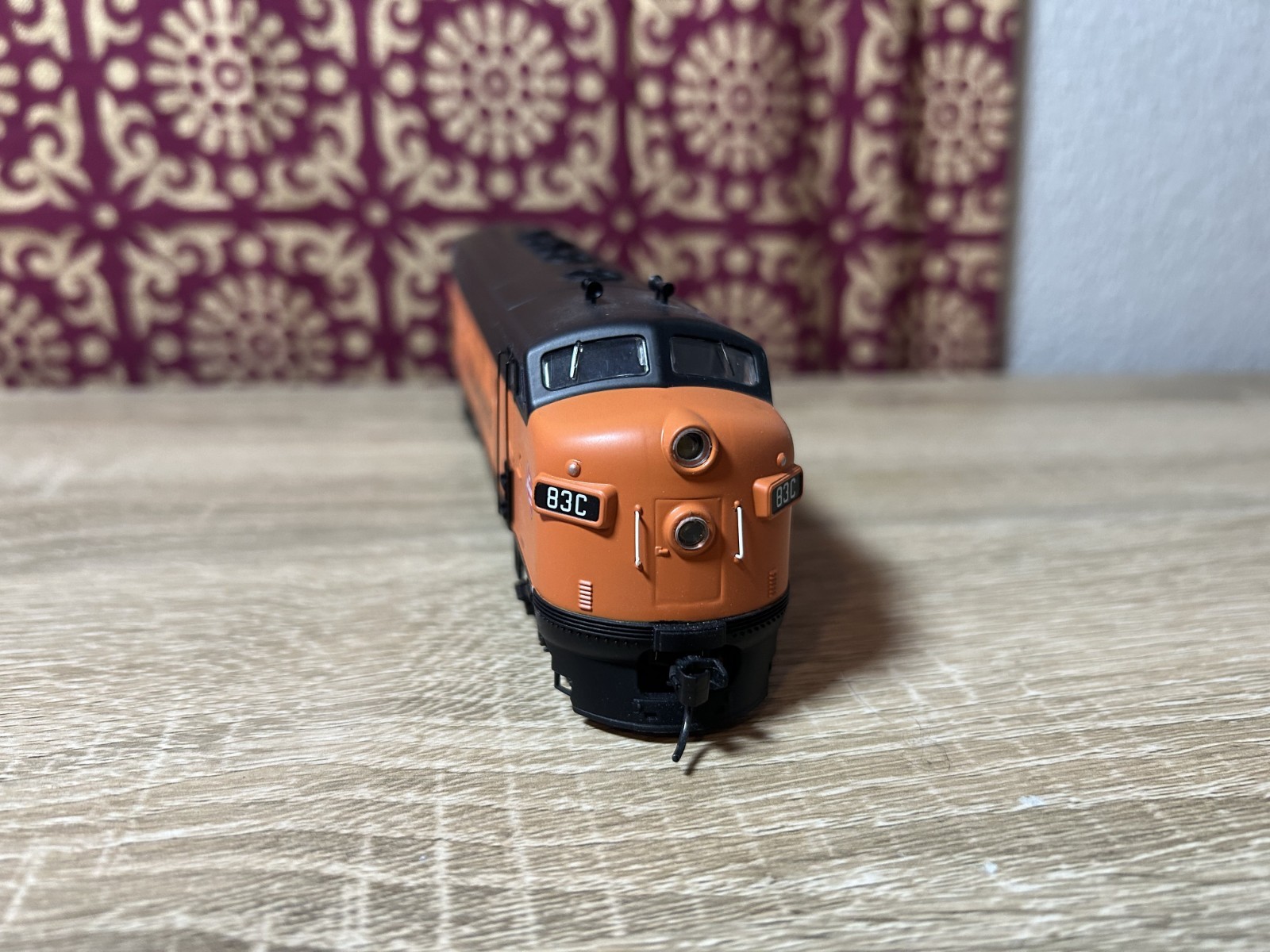 Walthers Mainline HO Scale EMD F7A Diesel Locomotive, Milwaukee Road #83C