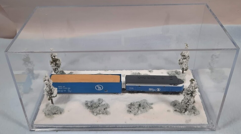 Z SCALE -SINGLE TRACK 8″ -DISPLAY CASE -“WINTER SCENE” FOR ANY Z TRAINS