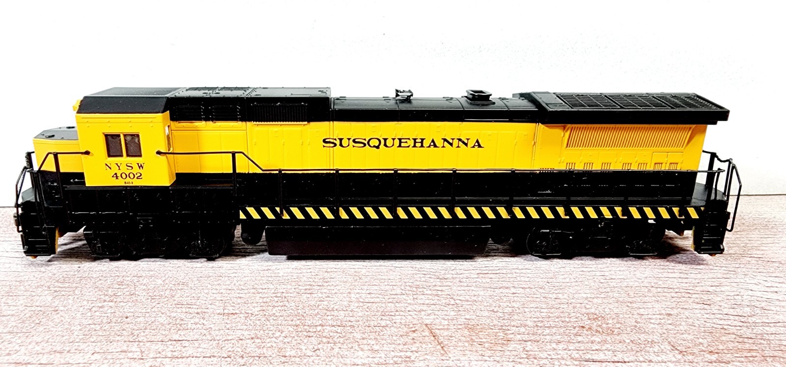 Walthers Trainline 931-173 New York Susquehanna RR GE Dash 8-40B 4002 Powered HO