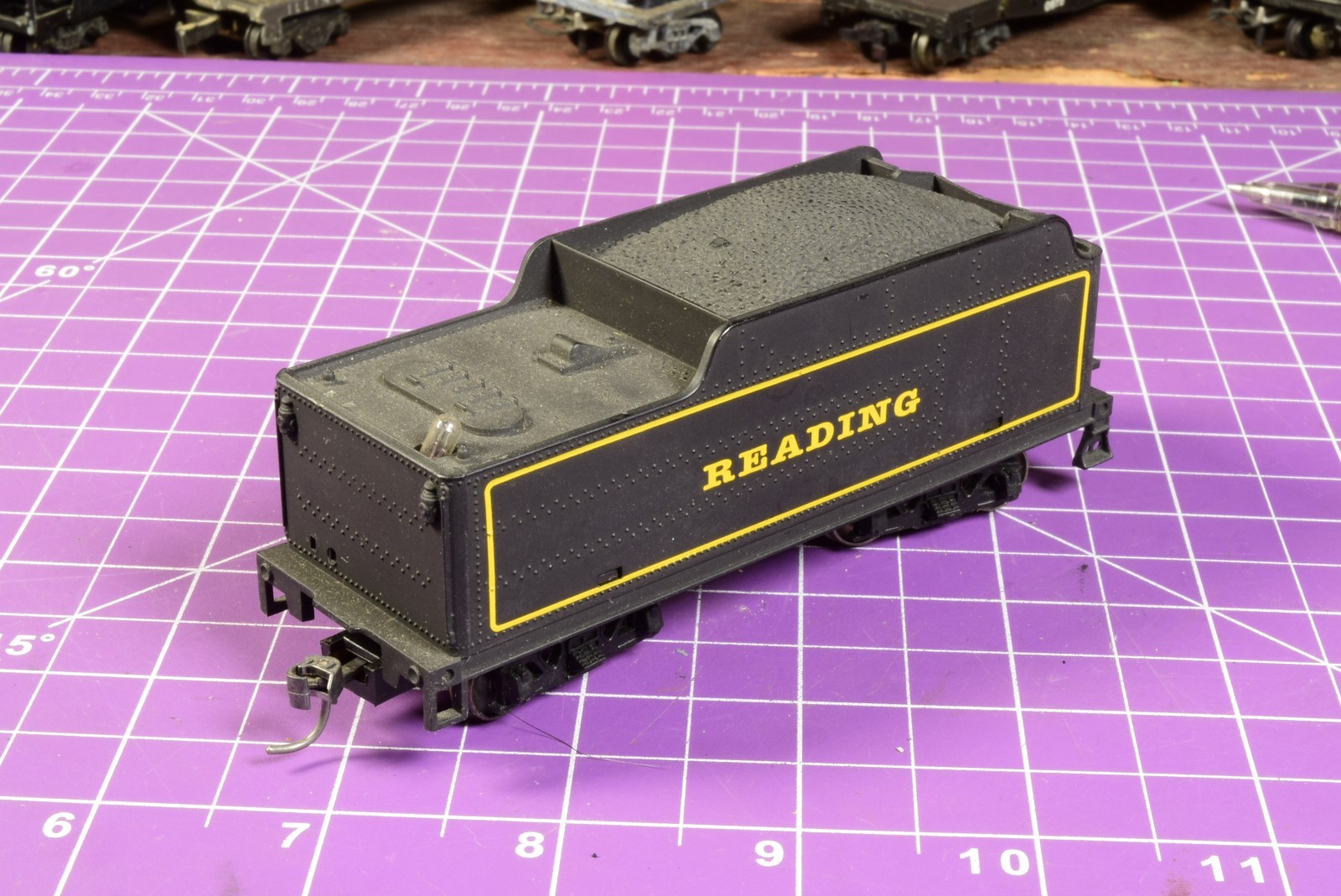 TrkRdy 3.3 oz READING plastic square tender, has pickups on trucks