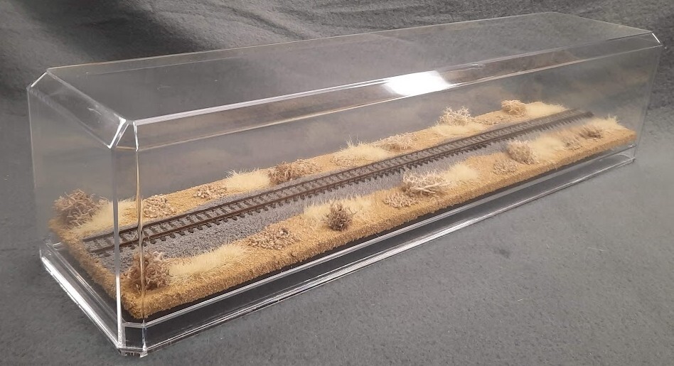 N SCALE 16″ SINGLE-TRACK DISPLAY CASE -“DESERT SCENE” FOR ANY N SCALE TRAINS