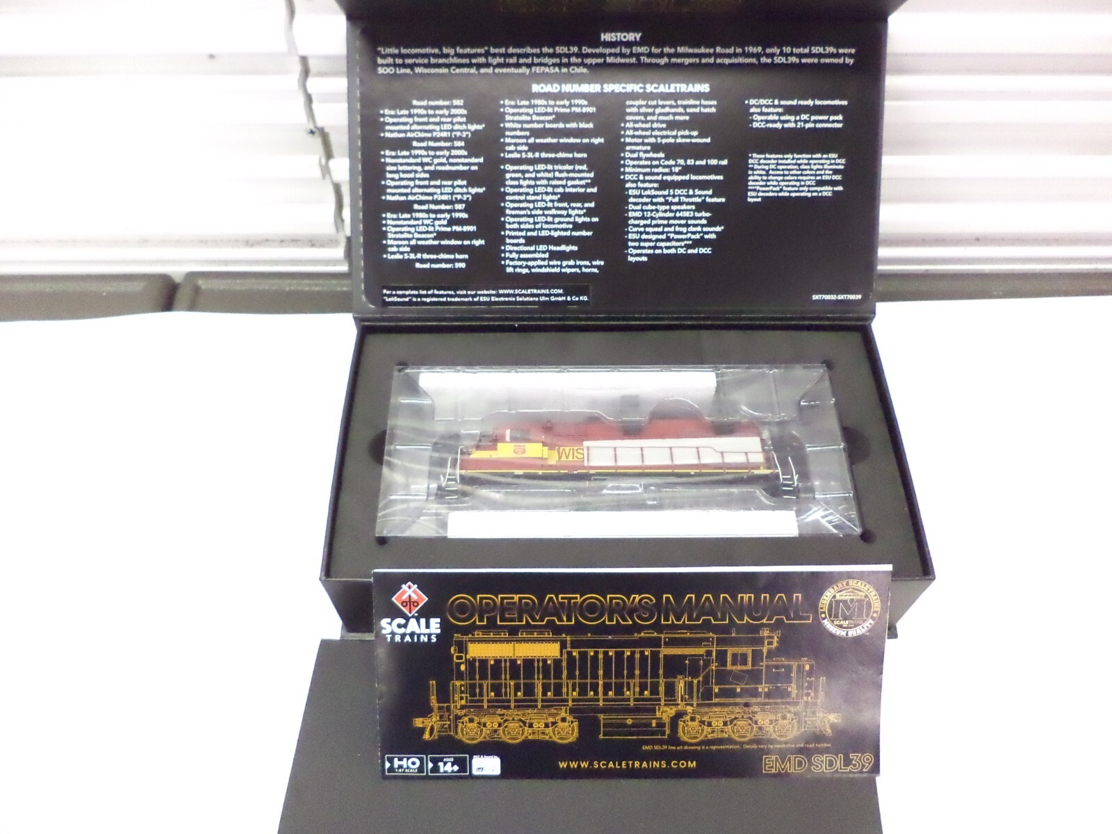 ScaleTrains Ho SXT70033 SDL39 locomotive, Wisconsin Central 582, DCC sound,