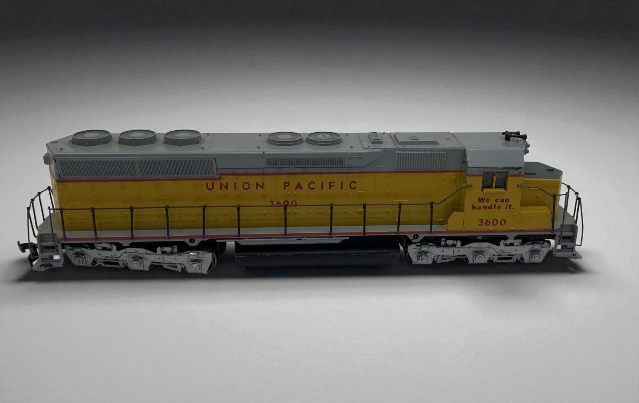 Athearn Yellow Gray Union Pacific 3600 Diesel Locomotive HO Scale Plastic Train