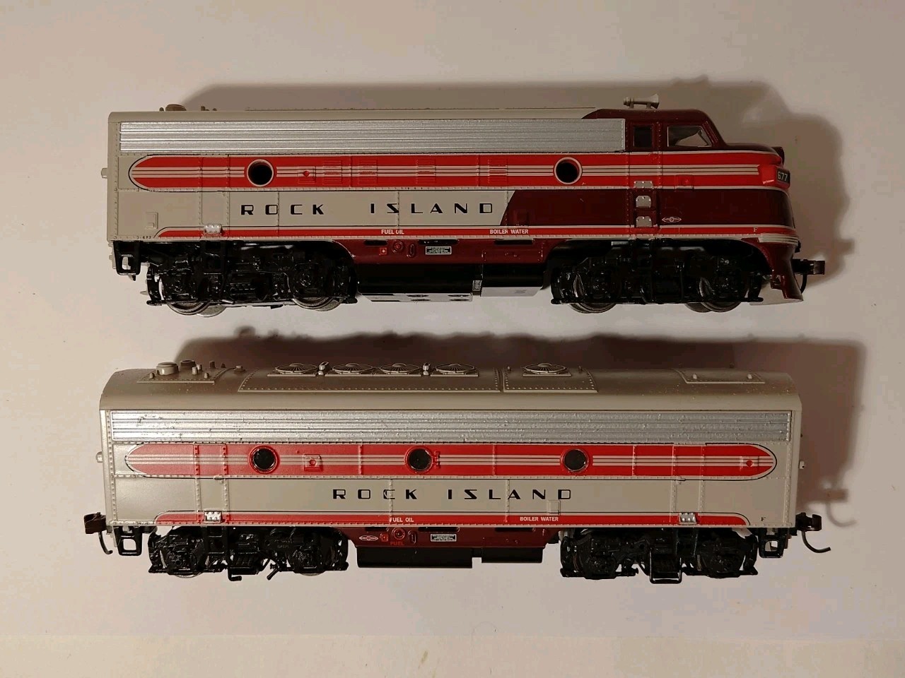 HO Scale Athearn Rock Island F7A-F7B #677 Diesel Locomotive Set Rare