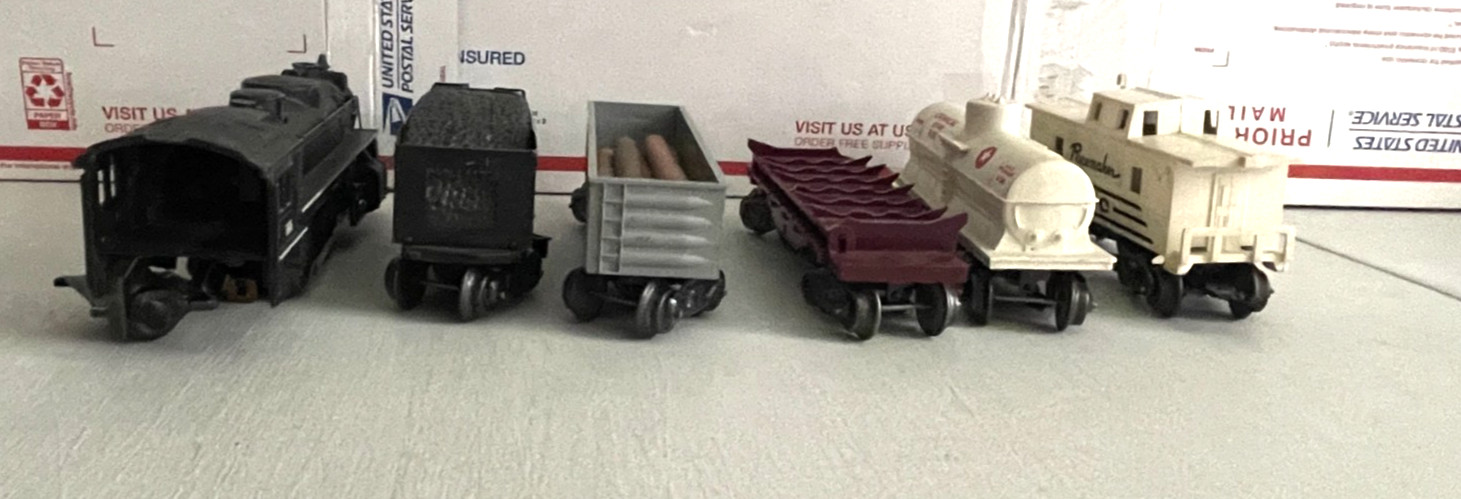 Marx Post-War 027 Gauge #666 Loco w/Tender and Freight Cars Lot of 6 Items