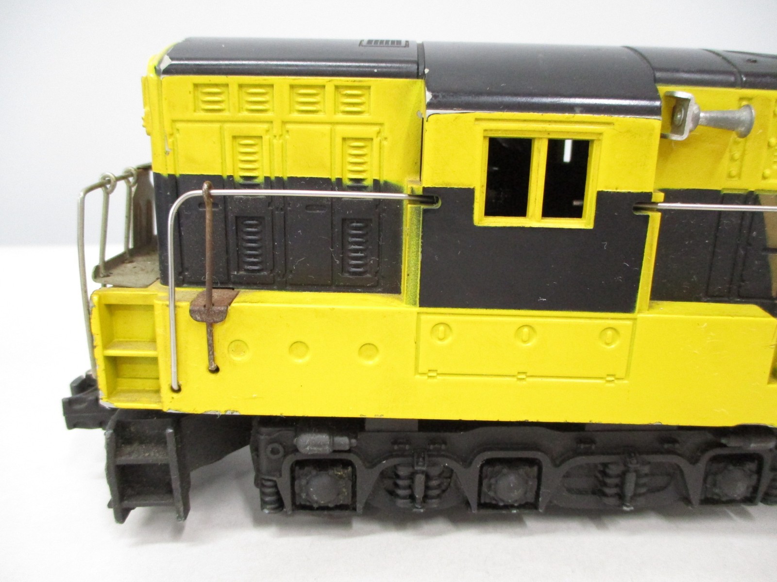 Lionel 2331 Virginian FM Yellow, Black Screw Breaks Postwar O gauge X7784