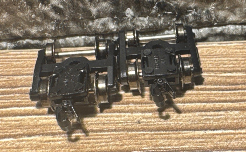 Bowser USA Z SCALE 70-TON ASF TRUCKS W/ 33″ METAL WHEELS (1 PAIR) With Coupler