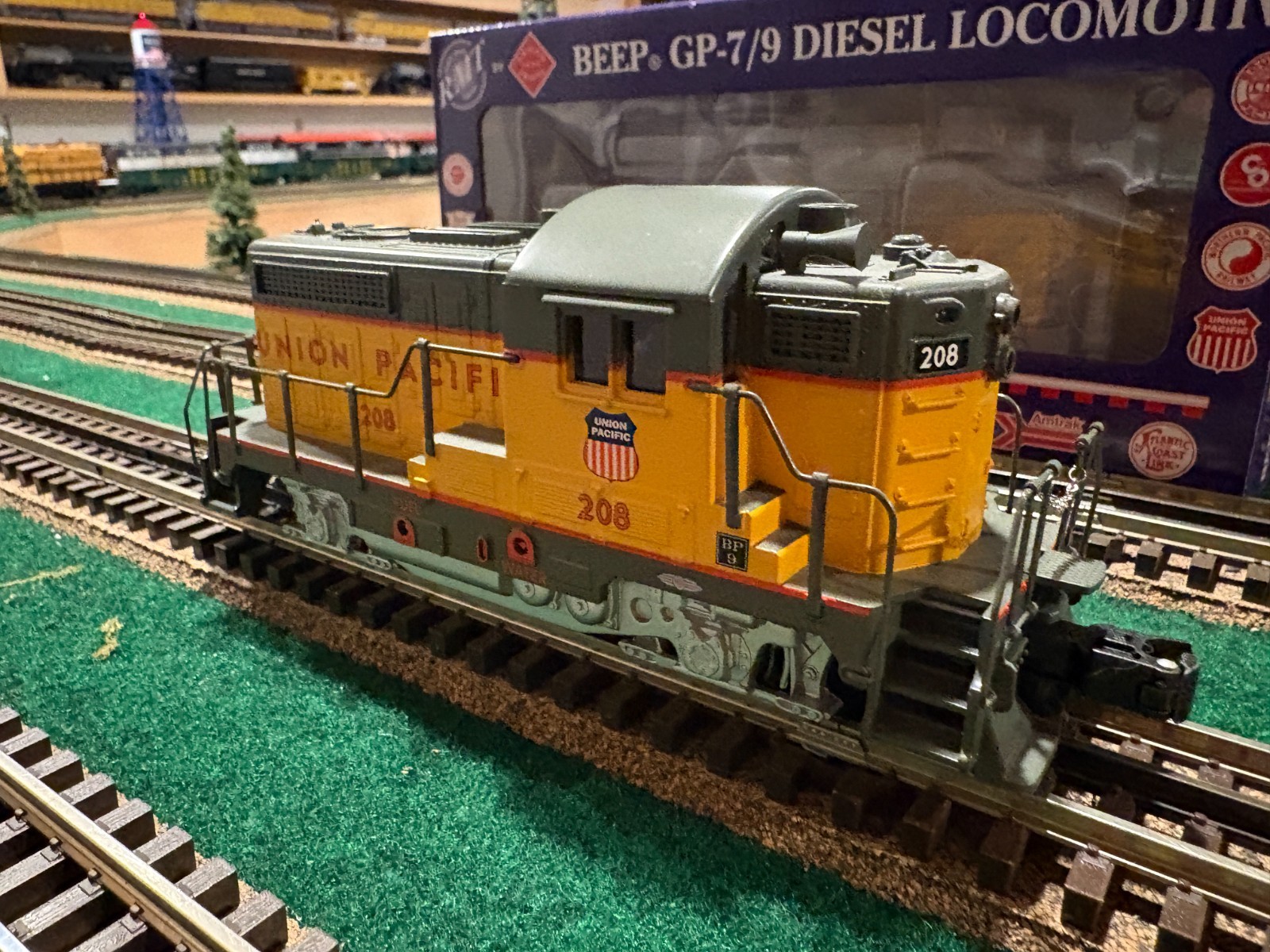 RMT O/O27 RMT-92417-6 UNION PACIFIC GP BEEP DIESEL LOCOMOTIVE #208- LNIB