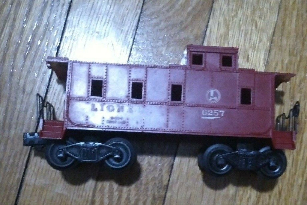 Lionel #2026 Locomotive with Tender 1940s UNTESTED + 3 other cars as pictured