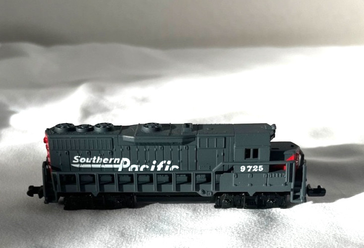 Southern Pacific Toy Train High Speed Locomotive 9725 Gray Red EUC