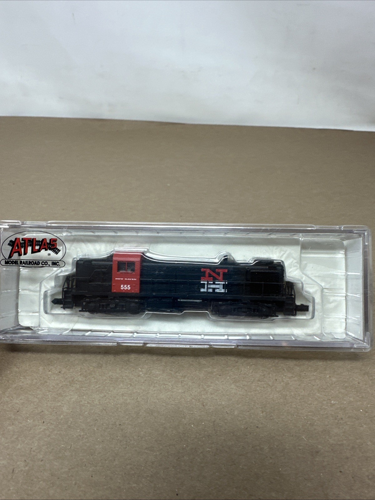 Atlas #42008 – Alco RS-3 New Haven #555 Diesel Locomotive N Scale