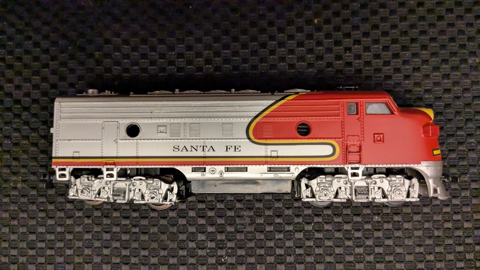 Life-Like HO F7 A Locomotive Santa Fe, LN, Runs real fast, pulls good too.