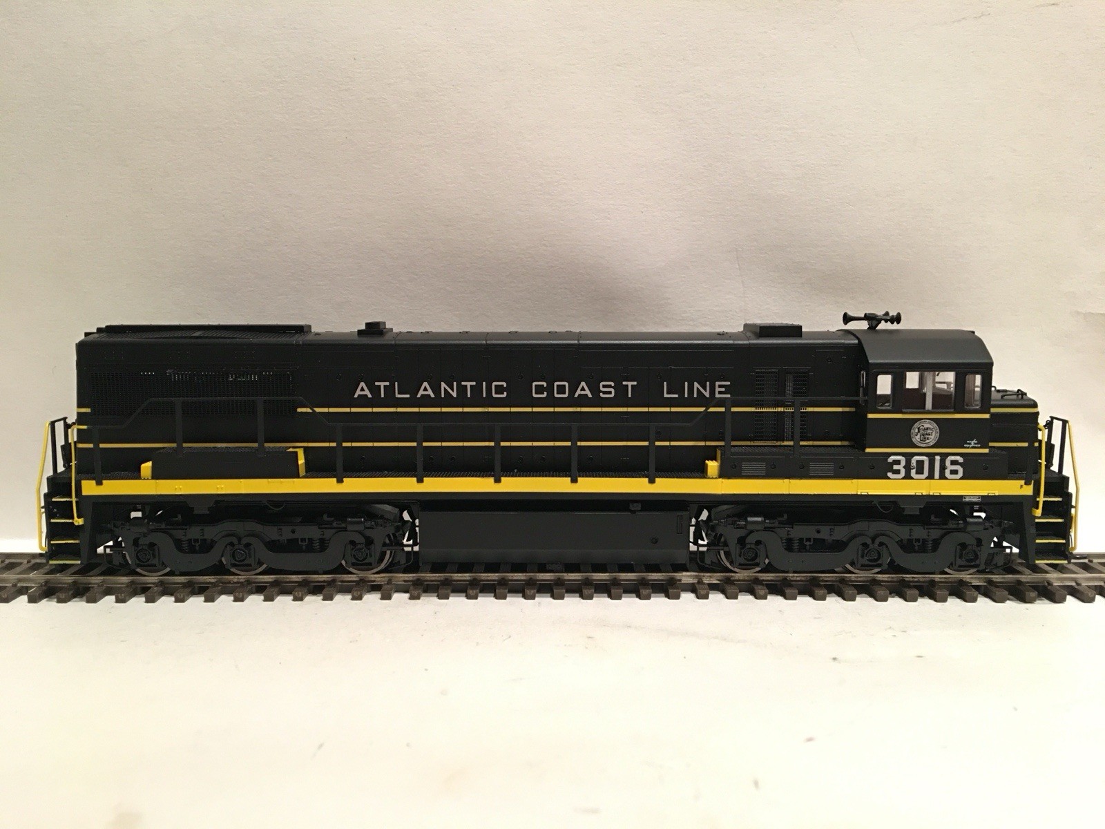 HO Rivarossi HR2538 Atlantic Coast Line GE U25C Diesel Locomotive ACL #3016