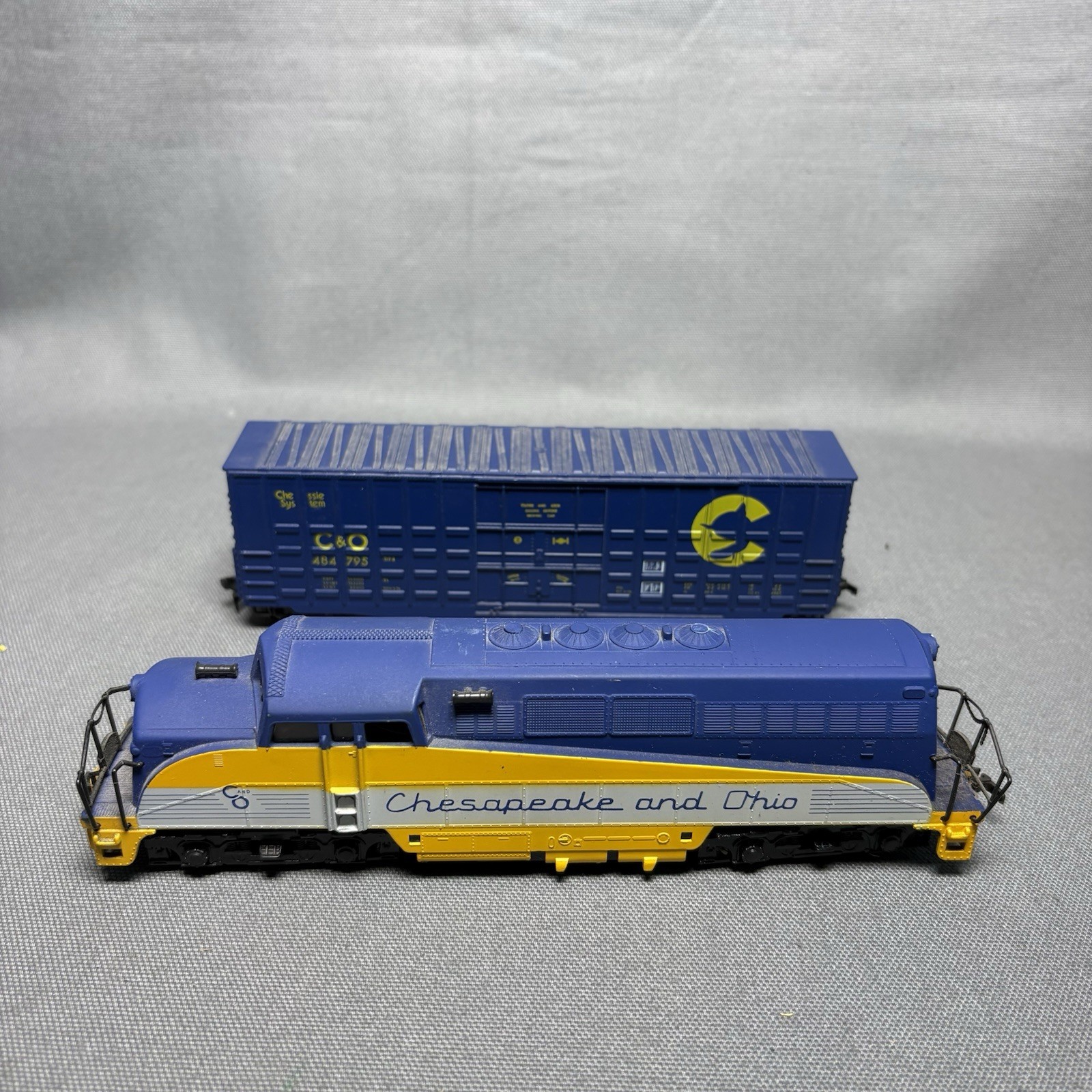 AHM HO Scale Chesapeake & Ohio Tempo Diesel Locomotive 1845 W/ Box Car 2pc