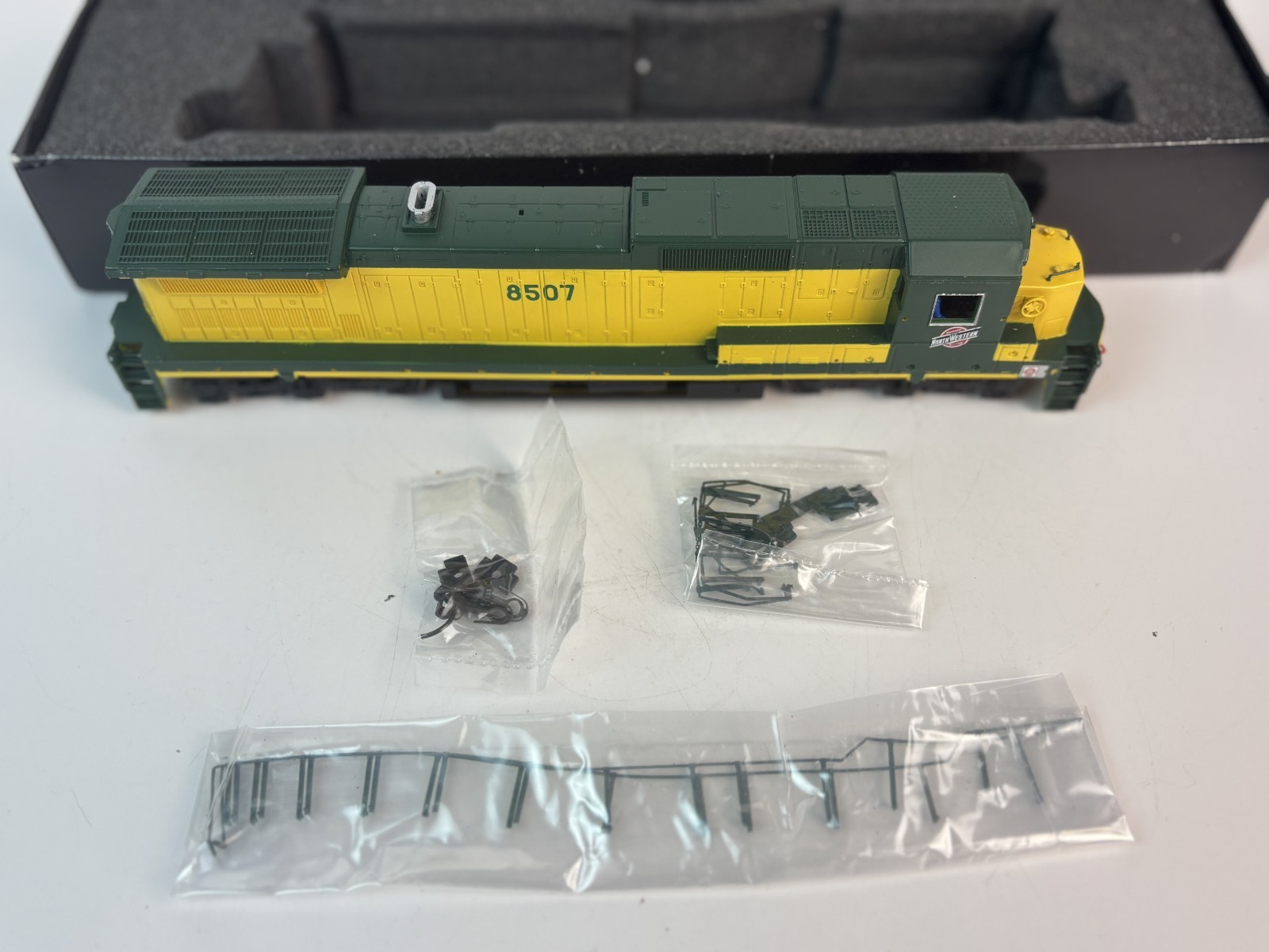 Bachmann Spectrum GE Dash 8‑40C Diesel Locomotive C&NW 8507 HO Item 85022 LNIB