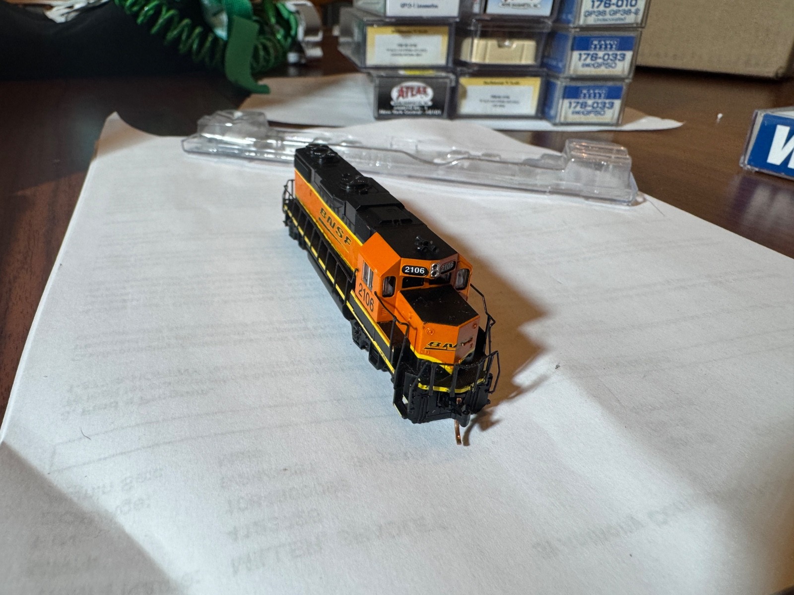 Walthers N 929-50302 EMD GP38-2 BNSF 2106 DCC READY