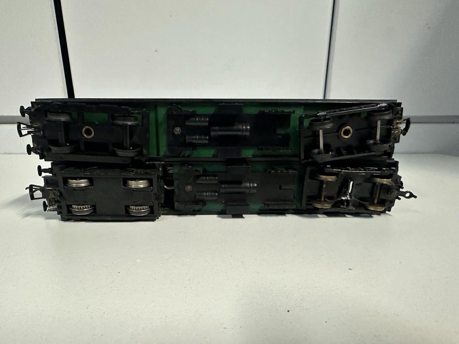 Triang OO Gauge R156 SR Suburban Motor Coach Powered + R225 Non Powered Coach