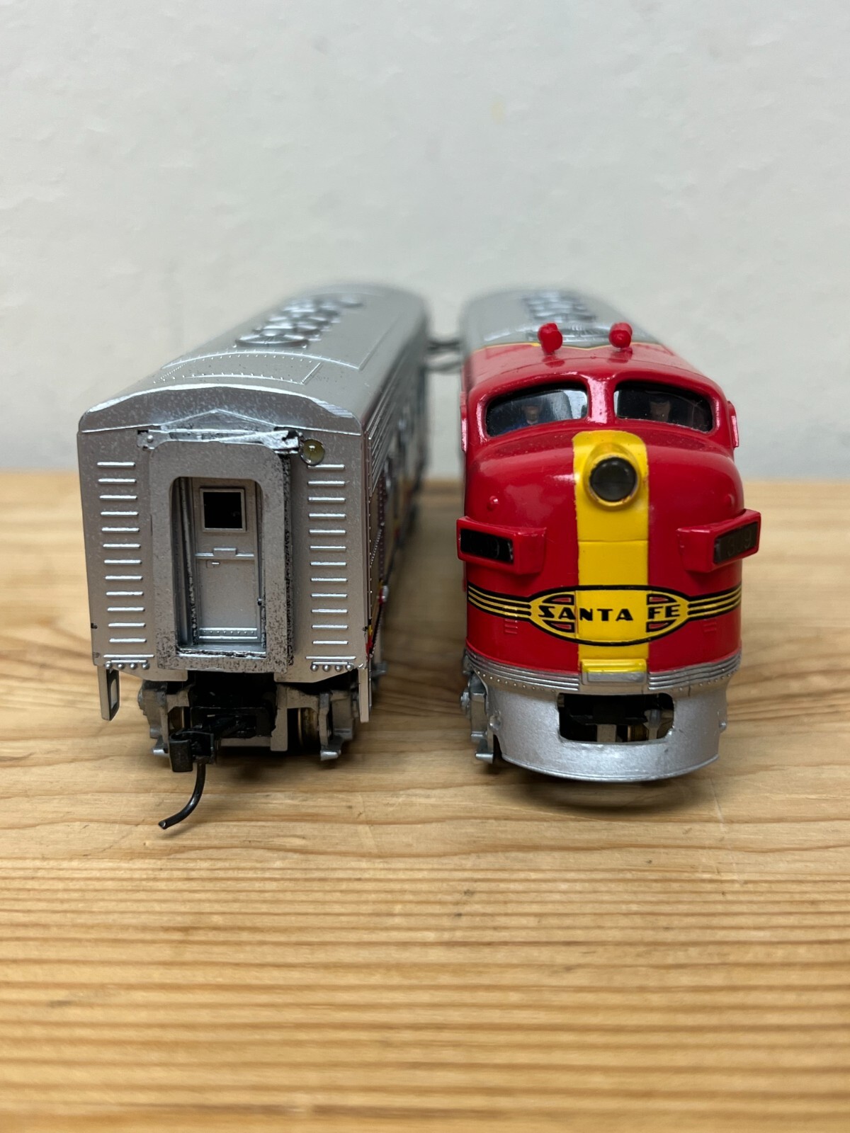 HO Scale Bachmann Santa Fe Train #390 wired w/ car (NOT SURE OF FUNCTIONALITY)