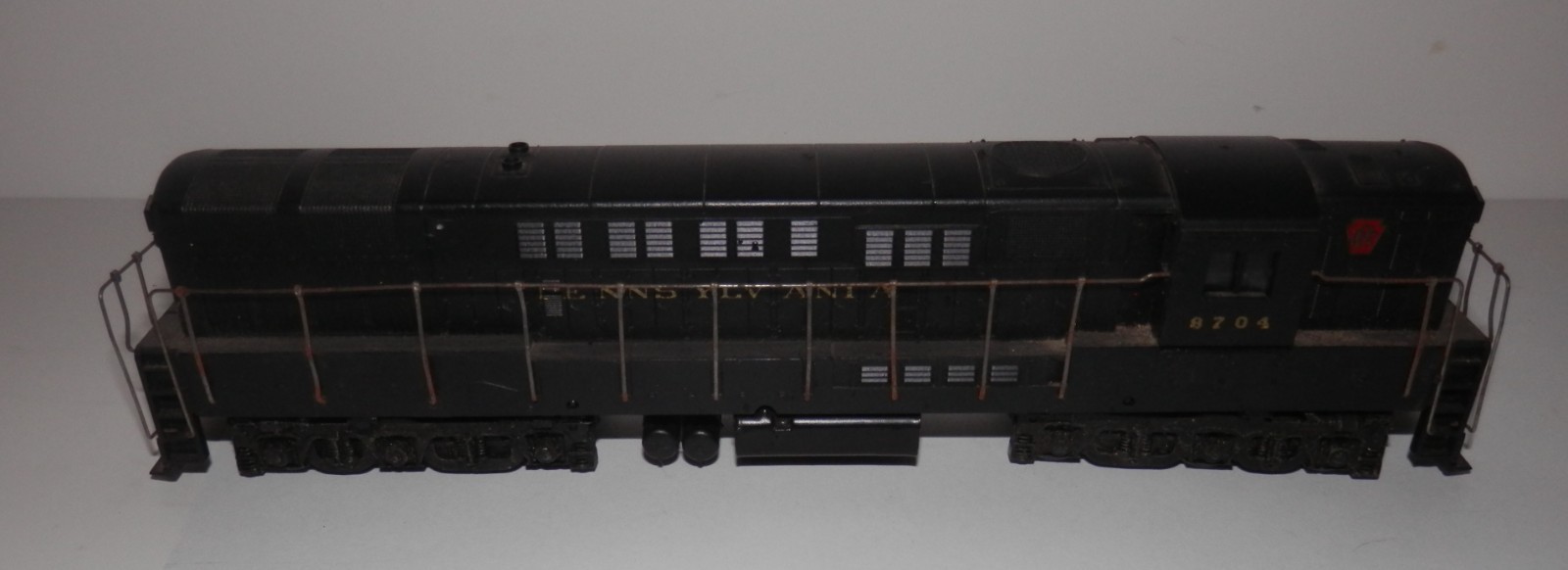 Athearn HO Scale POWERED Pennsylvania 8704 Trainmaster Diesel Loco #4305