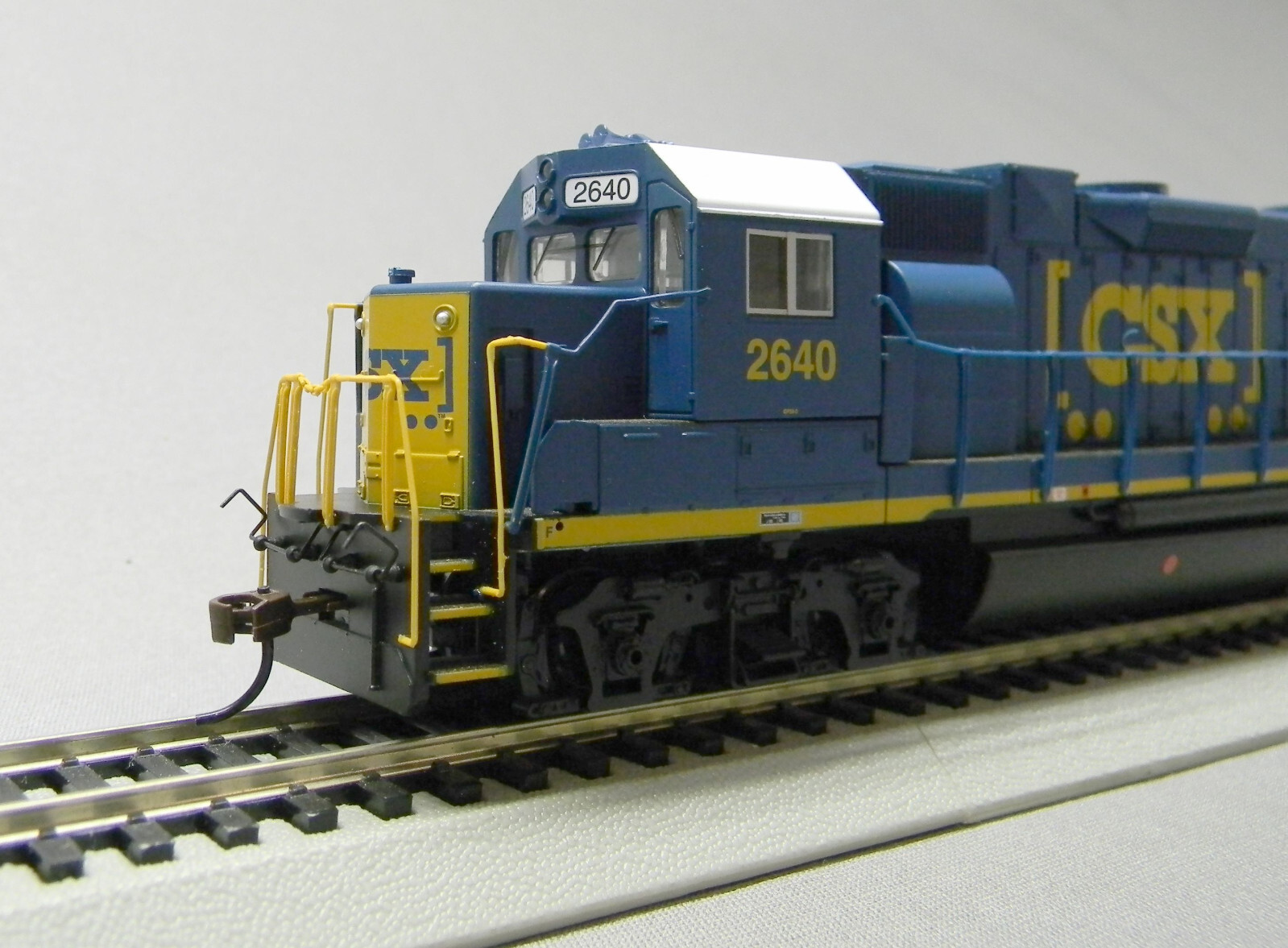 BACHMANN HO SCALE CSX GP38-2 DIESEL LOCOMOTIVE ENGINE w/ AWD #2640 BAC61720 NEW