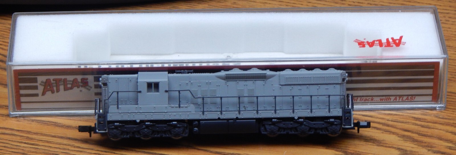 ATLAS 4501 UNDECORATED SD-7 DIESEL LOCOMOTIVE USED VERY LITTLE W/BOX N SCALE
