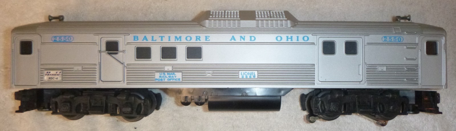 Lionel 2550 Non-powered Baltimore and Ohio Budd RDC-4 Mail & baggage car