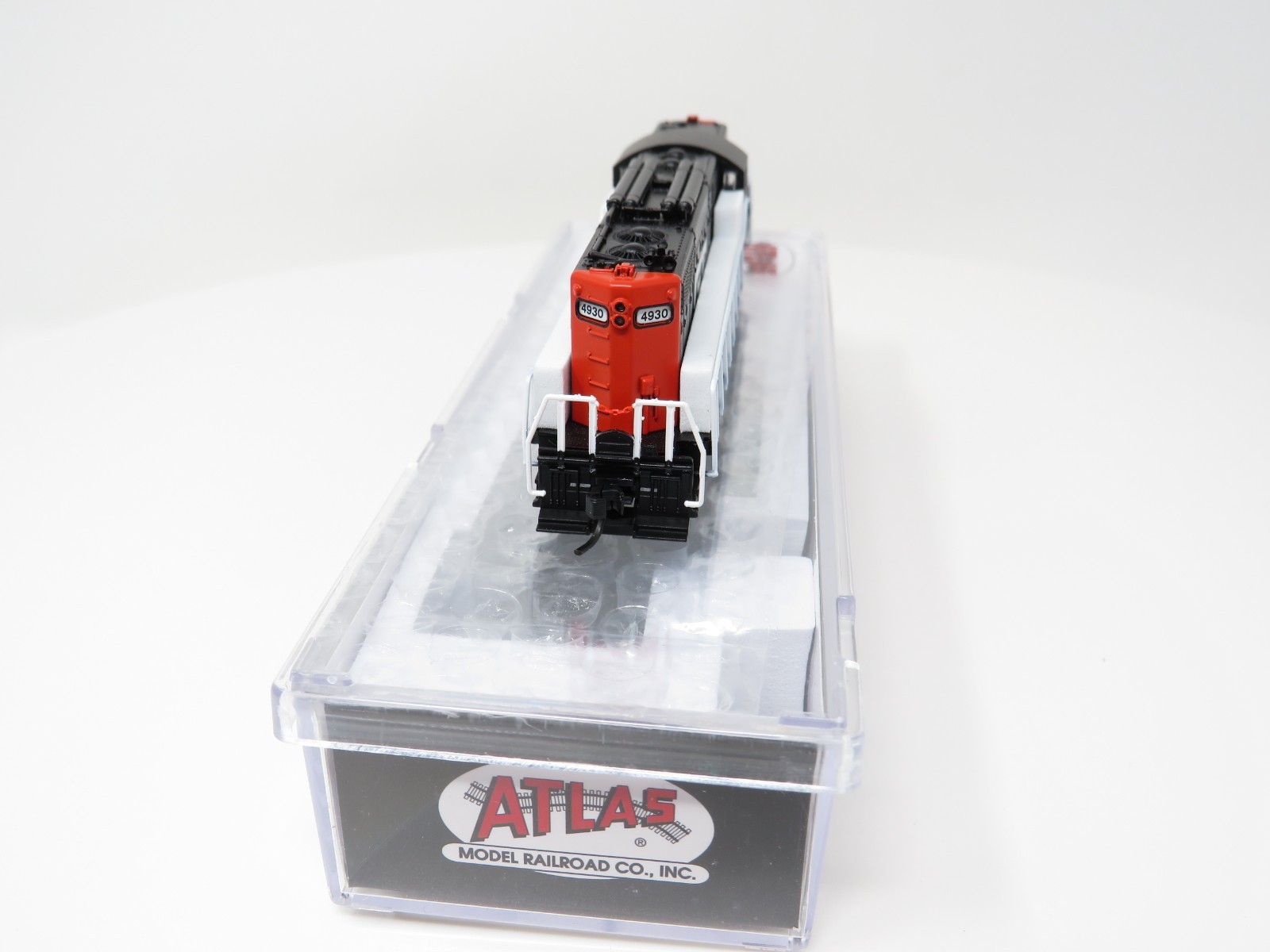 Atlas N 40005357 Grand Trunk #4930 EMD GP-9TT Diesel Locomotive Torpedo Tube