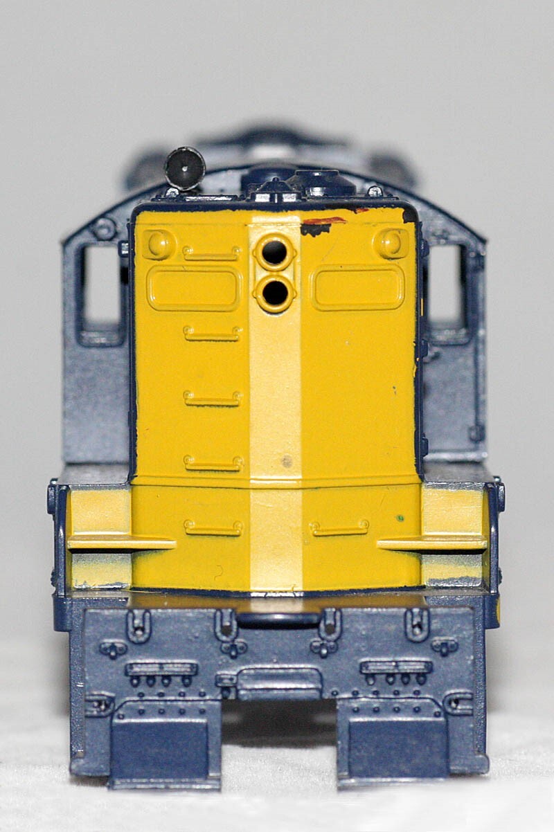 Athearn HO Scale Santa Fe Blue and Yellow #2685 EMD GP9 Locomotive Shell