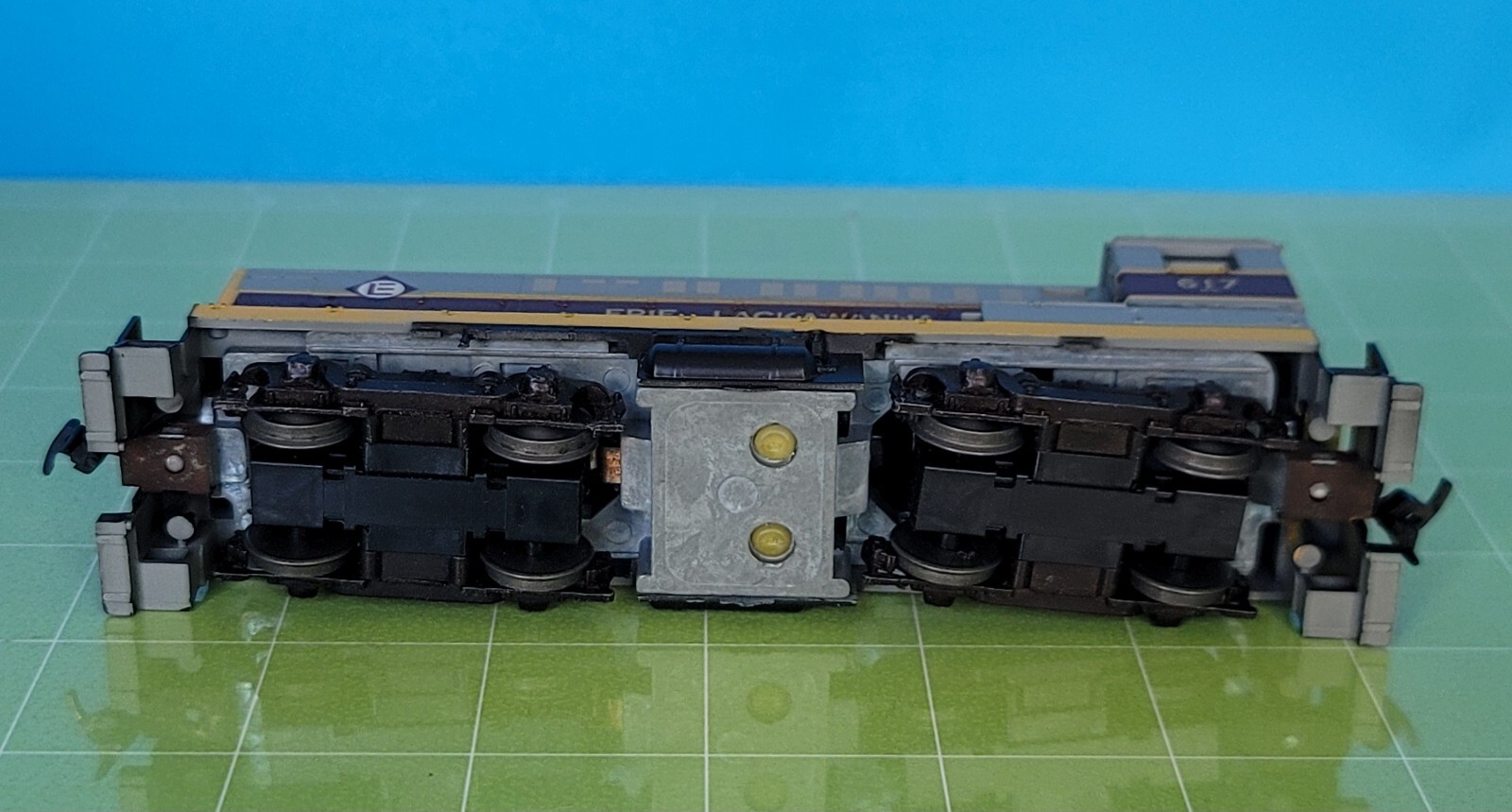 FB1: HO Scale ATHEARN Powered Baldwin S-12 Erie Lackawanna EL #617 3703 w/ Track