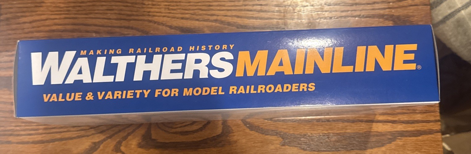 HO Scale Walthers 910-9565 GE Dash 8-32BWH – Standard DC Amtrak #2051 Locomotive