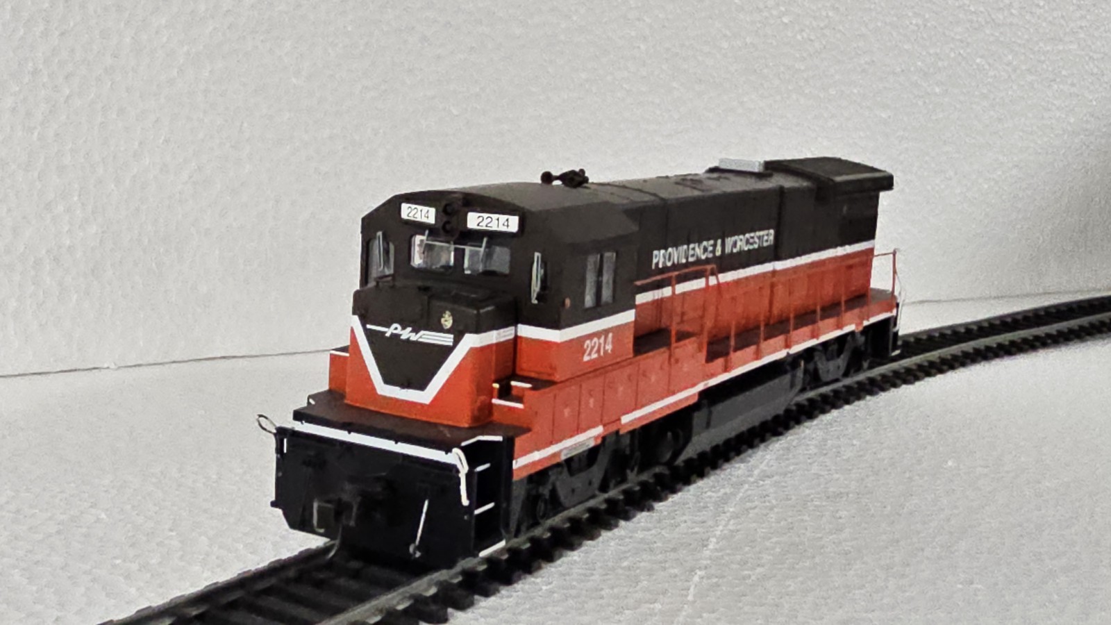 Providence & Worcester HO Diesel Locomotive 2214 Red Black White Painted