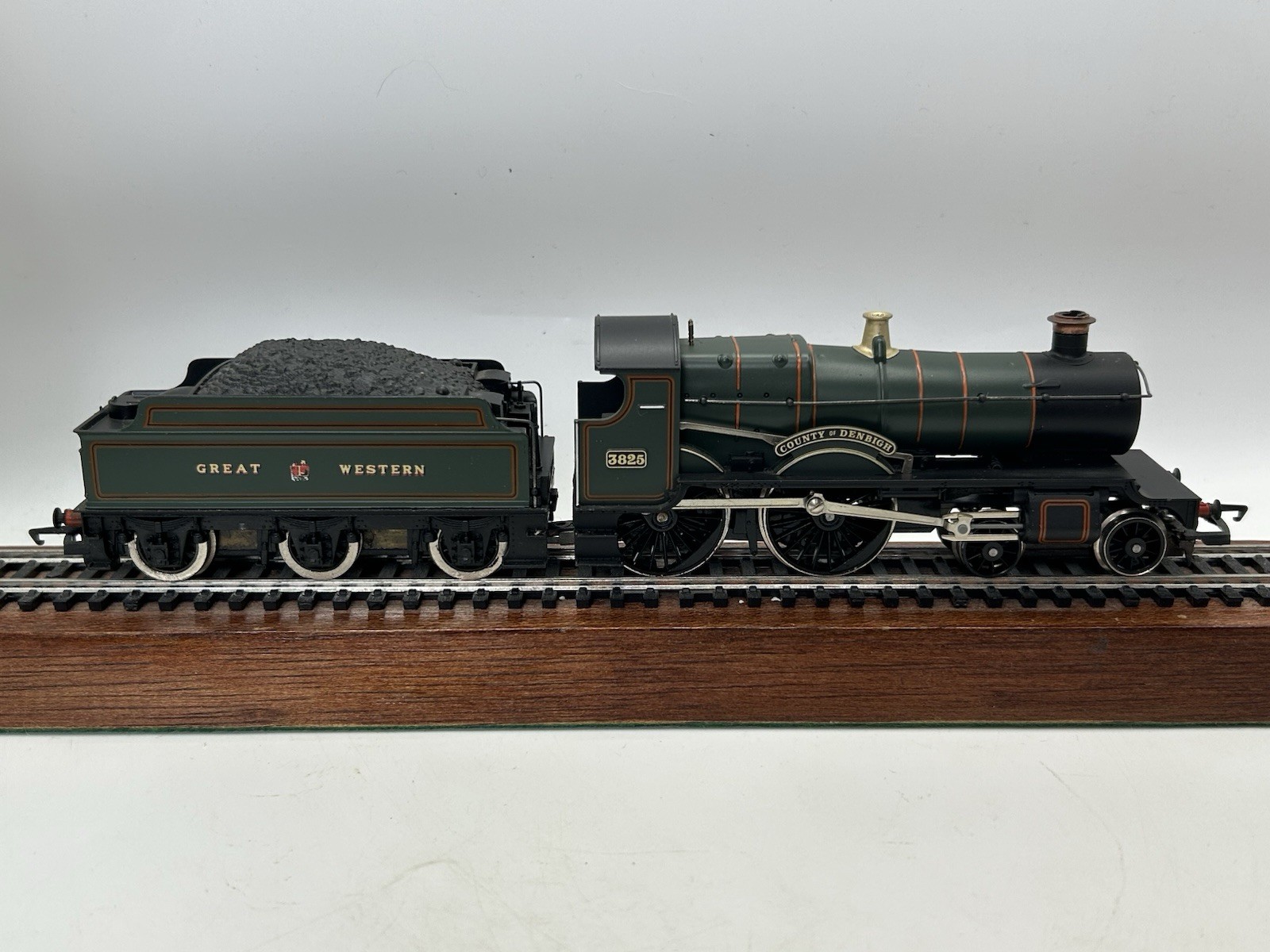 OO Hornby R584 GWR County Class 4-4-0 Steam Locomotive ‘County Of Denbigh’ – VG