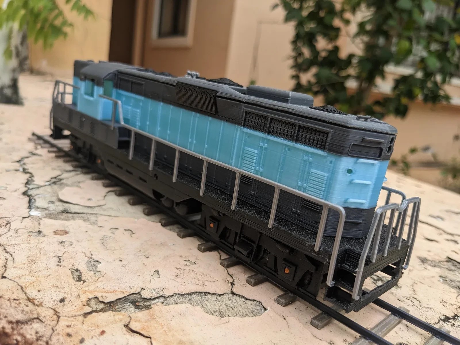 S‑Scale GP7 Locomotive – Strong Plastic Model w/ Coupler & Bogies, Unassembled