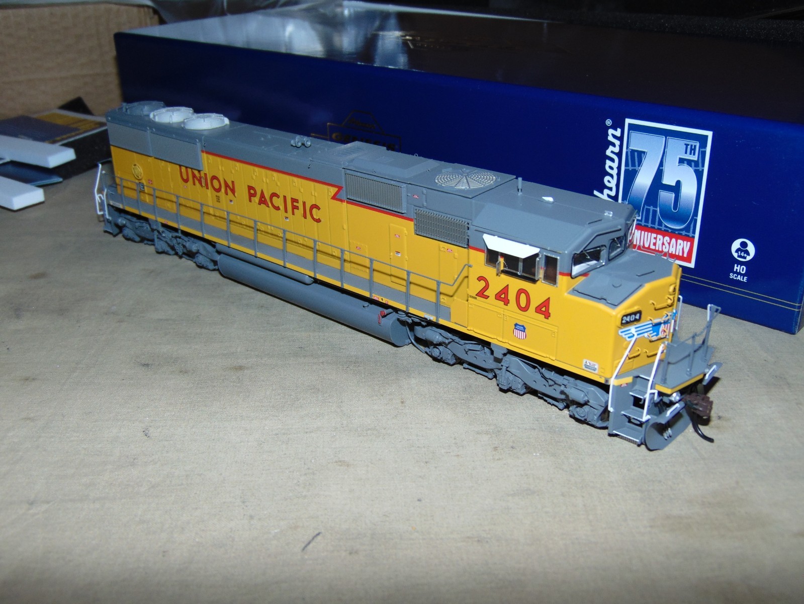 ATHEARN GENESIS HO 75620 UNION PACIFIC SD60M TRI CLOPS + DCC & SOUND -BRAND NEW