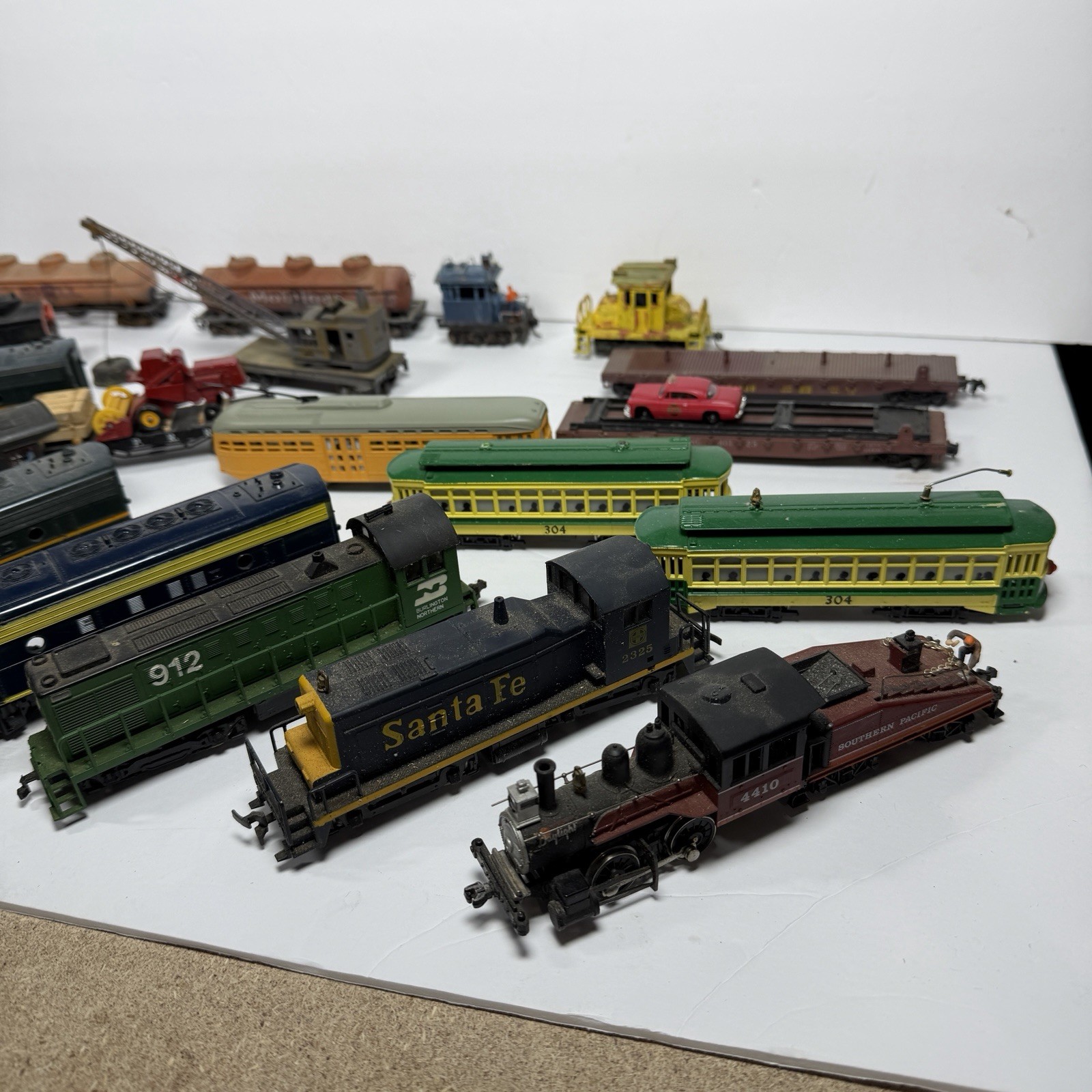 LOT OF HO Scale Engines Locomotives Caboose various – Untested For Parts Repair