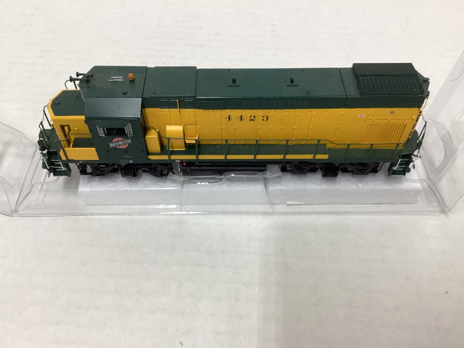 Athearn Genesis #68004 HO scale “C&NW” MP15-1 Rd.#4406