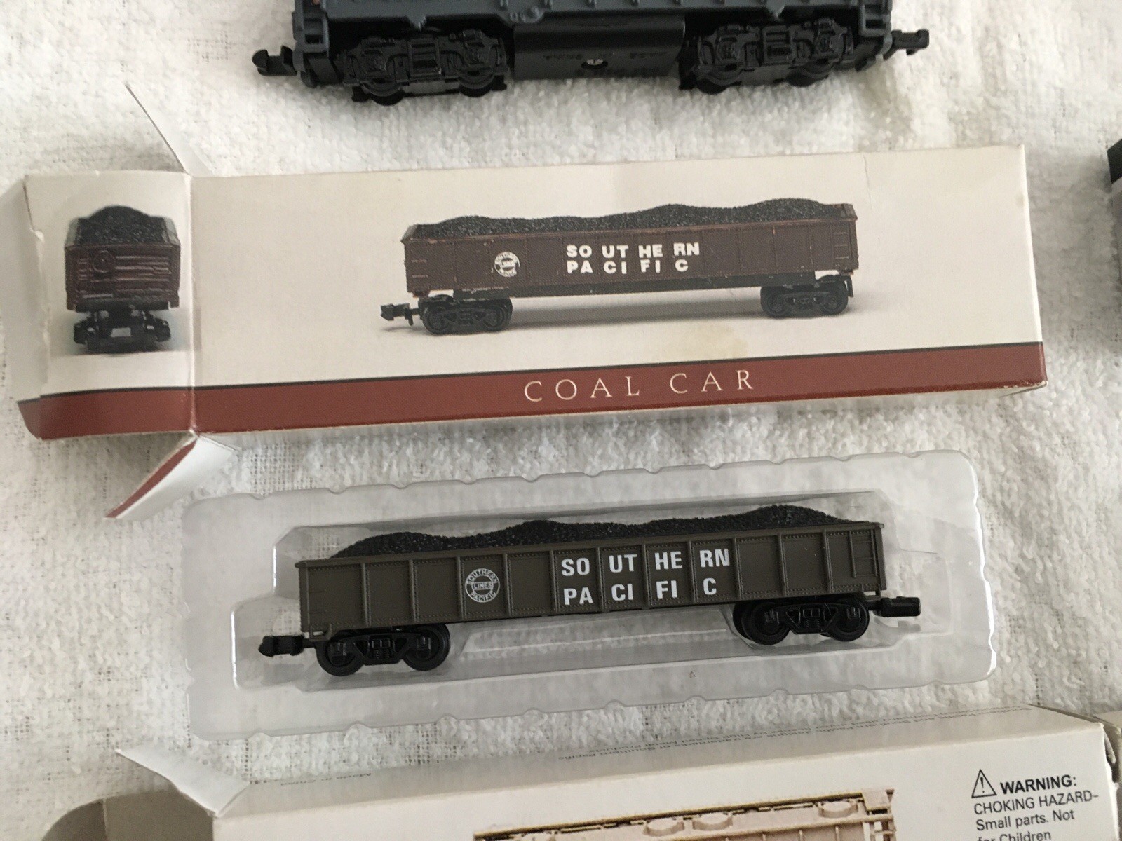 Miniature Southern Pacific Train Cars. New with the box. 6-total
