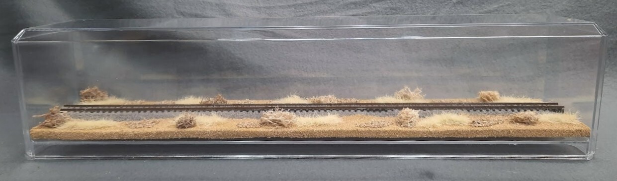 N SCALE 16″ SINGLE-TRACK DISPLAY CASE -“DESERT SCENE” FOR ANY N SCALE TRAINS
