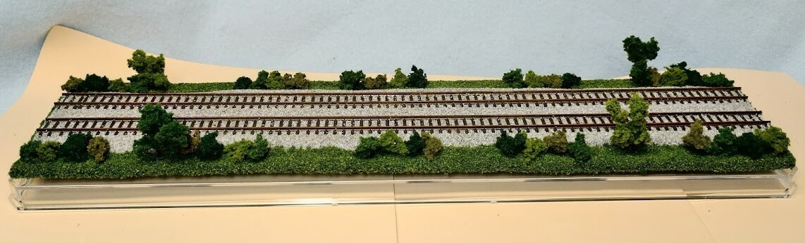 N SCALE 16″ DOUBLE-TRACK DISPLAY CASE – SUMMER SCENE-FOR ANY N TRAINS