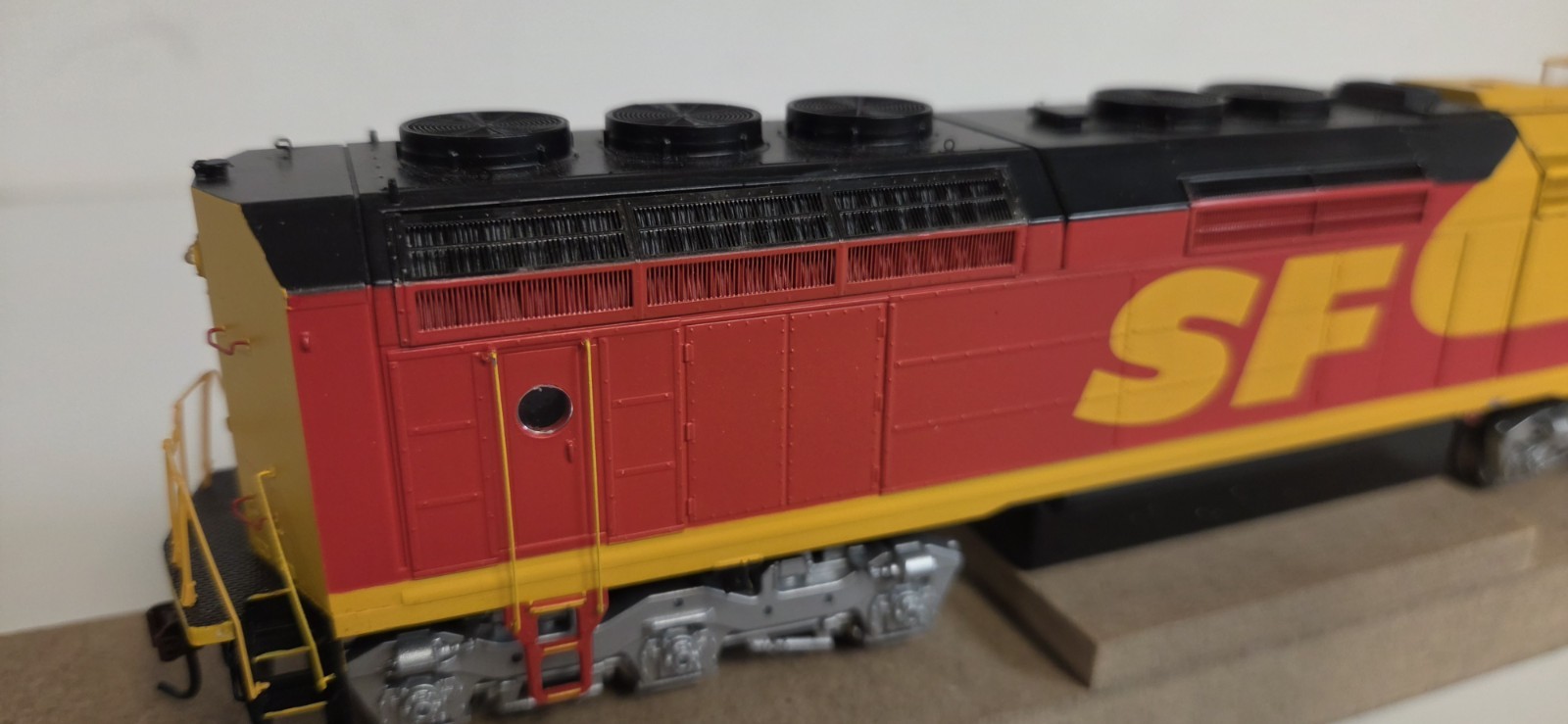 Athearn Genesis HO ATHG67658 F45 Santa Fe #5957 Kodachrome Tsunami Sound DCC/DC