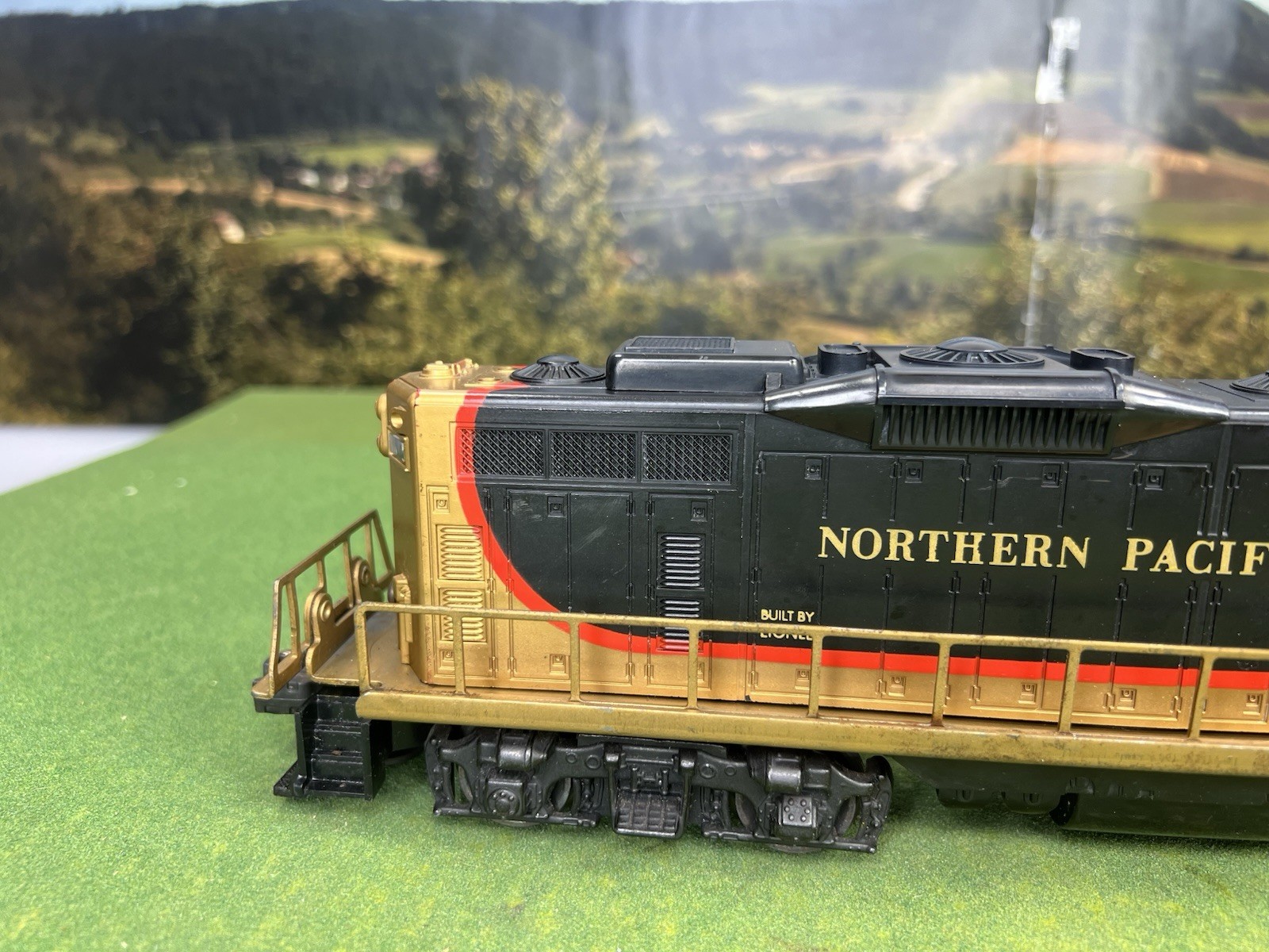 ORIGINAL LIONEL POST WAR 2349 N.P. GP-9 DIESEL 1958 NORTHERN PACIFIC VERY NICE!!
