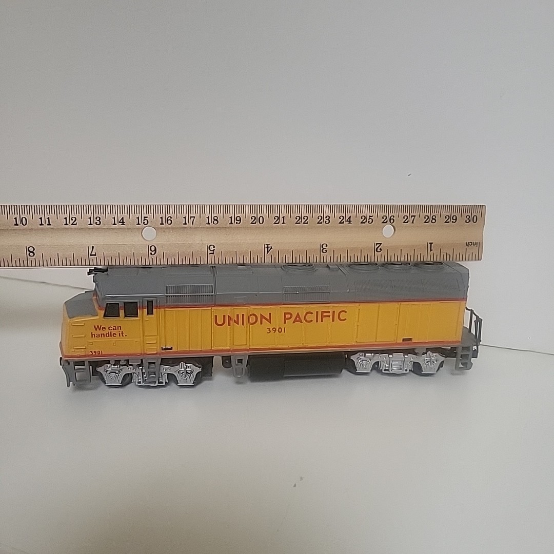UNTESTED HO Scale Union Pacific 3901 yellow gray 1:87 scale Locomotive “AS IS”