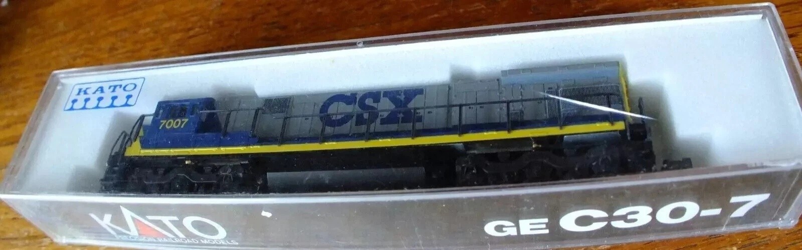 Kato 176-307 N gauge GE C30-7 diesel loco in grey & blue CSX livery