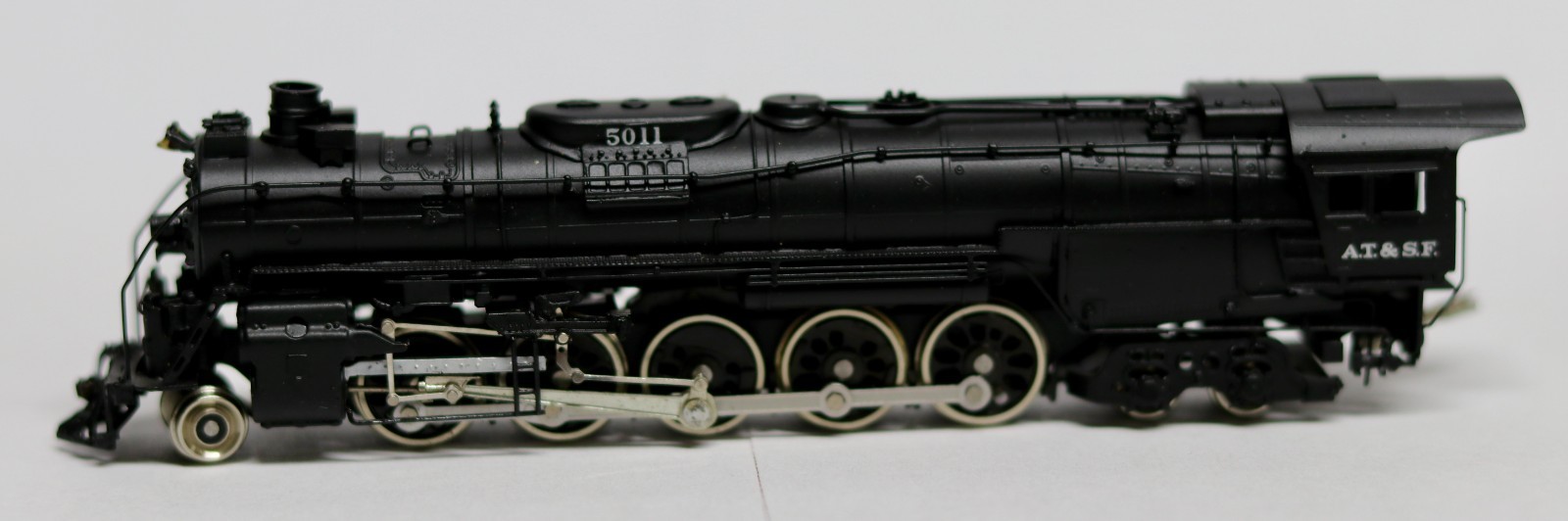 Hallmark Models N Scale Brass ATSF Santa Fe 5011 2-10-4 Factory Painted