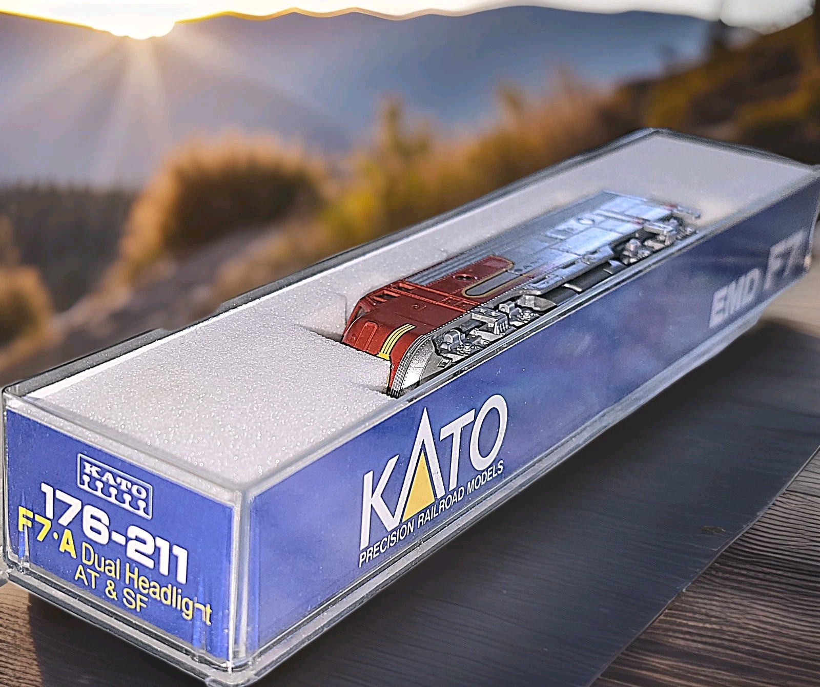 N Scale 1:160 Kato 176-211 ATSF F7A Pow. F7A Santa Fe Warbonnet Dual Headlight